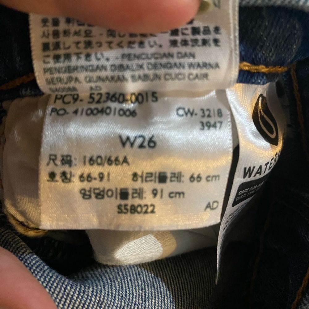 Levi’s Wedgie Fit dark wash shorts // size 26/2 - Picture 6 of 6